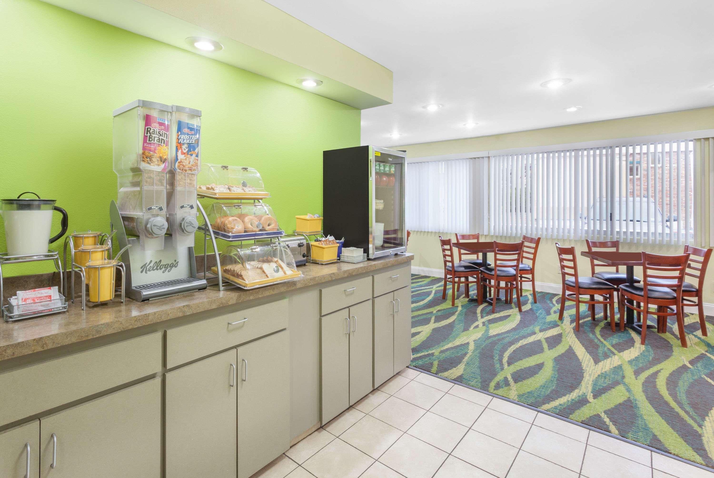 Days Inn By Wyndham Albany Suny Екстериор снимка